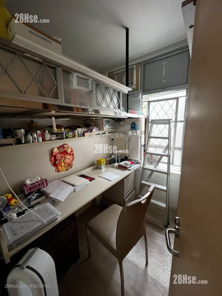Yu Chui Court Sell 3 Bedrooms , 2 Bathrooms 650 ft² Yu Chui Court Sell 3 Bedrooms , 2 Bathrooms 650 ft²