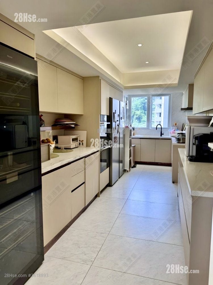 Tregunter Sell 4 Bedrooms , 2 Bathrooms 2,429 ft² Tregunter Sell 4 Bedrooms , 2 Bathrooms 2,429 ft²
