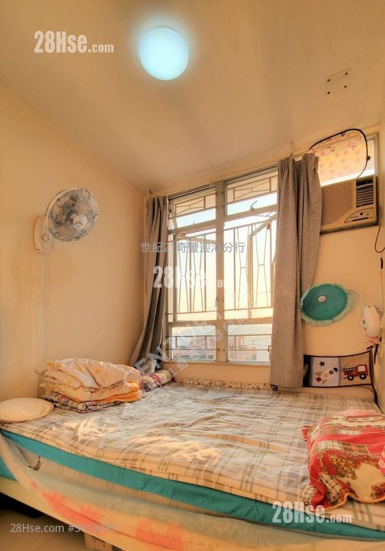 Kam Fung Court Sell 3 Bedrooms , 1 Bathroom 642 ft² Kam Fung Court Sell 3 Bedrooms , 1 Bathroom 642 ft²