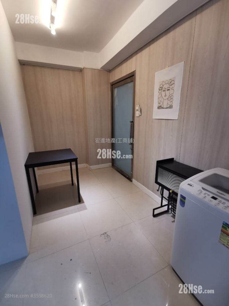 Cosmopolitan Centre Rental 110 ft²