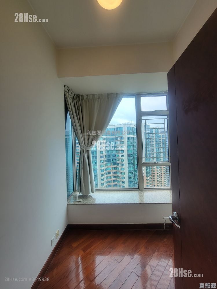 One Silversea Sell 3 Bedrooms , 2 Bathrooms 746 ft² One Silversea Sell 3 Bedrooms , 2 Bathrooms 746 ft²