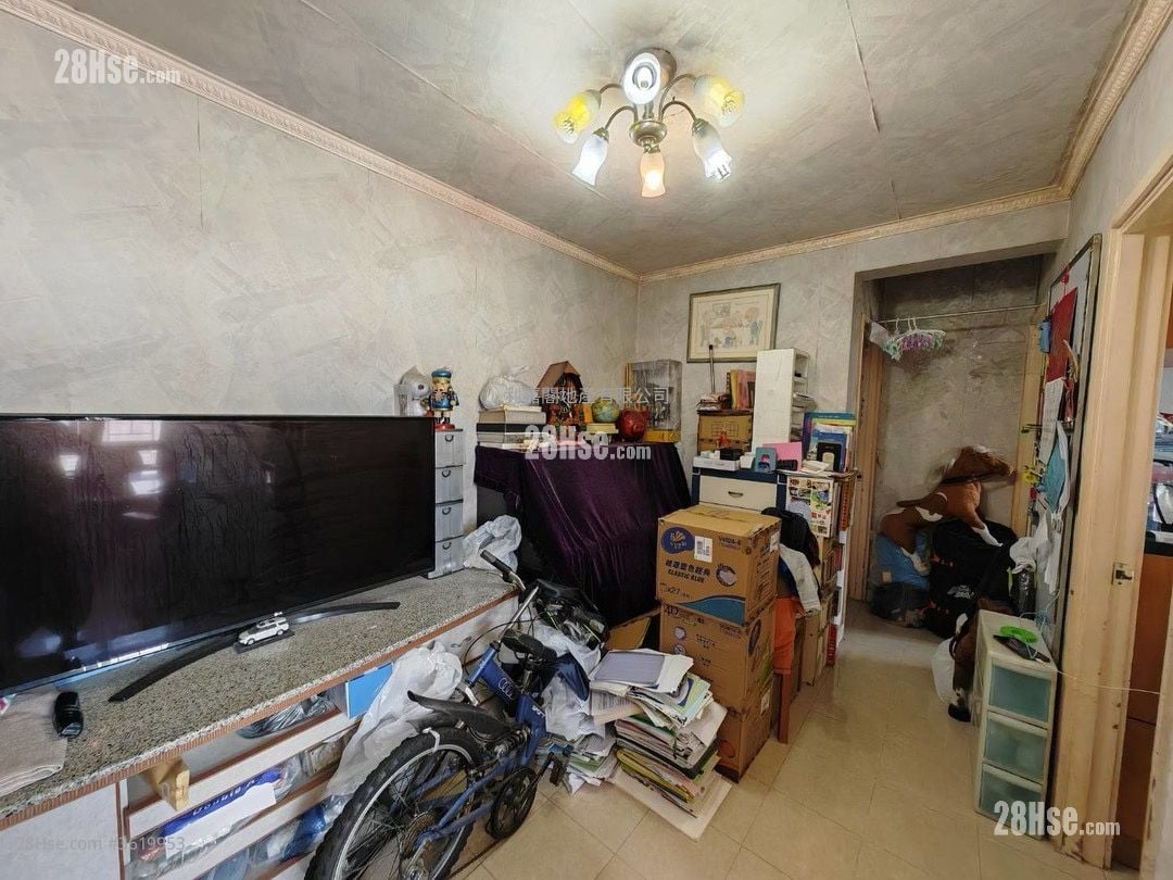 Ching Wah Court Sell 3 Bedrooms , 1 Bathroom 554 ft² Ching Wah Court Sell 3 Bedrooms , 1 Bathroom 554 ft²