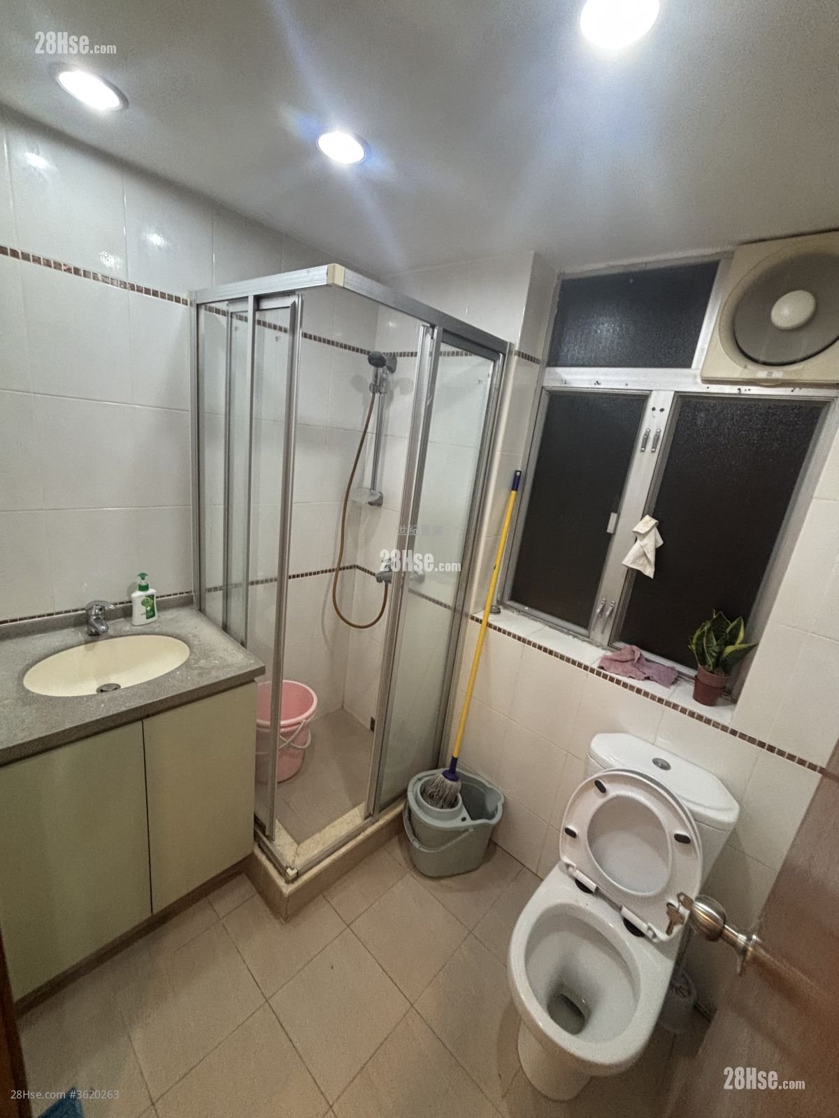 單幢樓房 租盤 2 浴室 670 平方呎 單幢樓房 租盤 2 浴室 670 平方呎