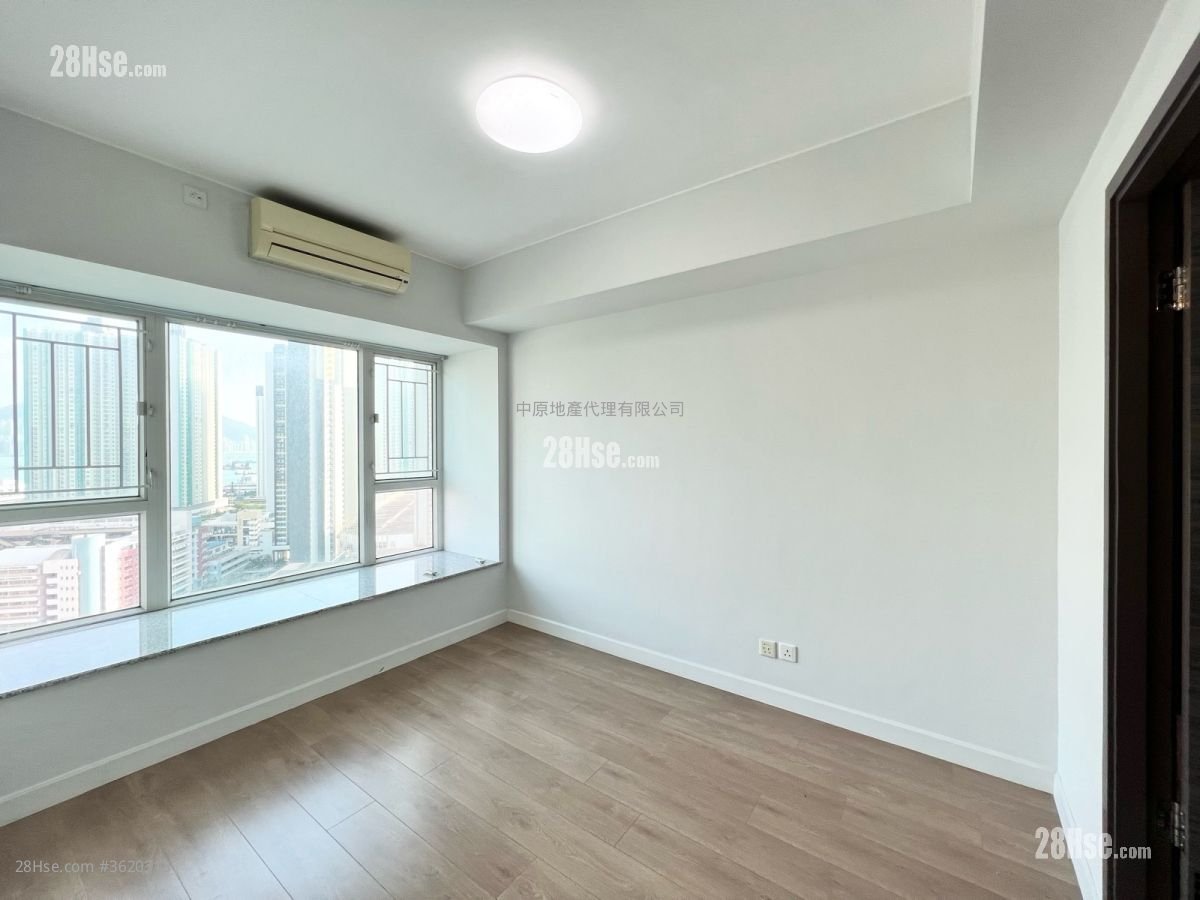 The Sparkle Sell 3 Bedrooms 783 ft² The Sparkle Sell 3 Bedrooms 783 ft²