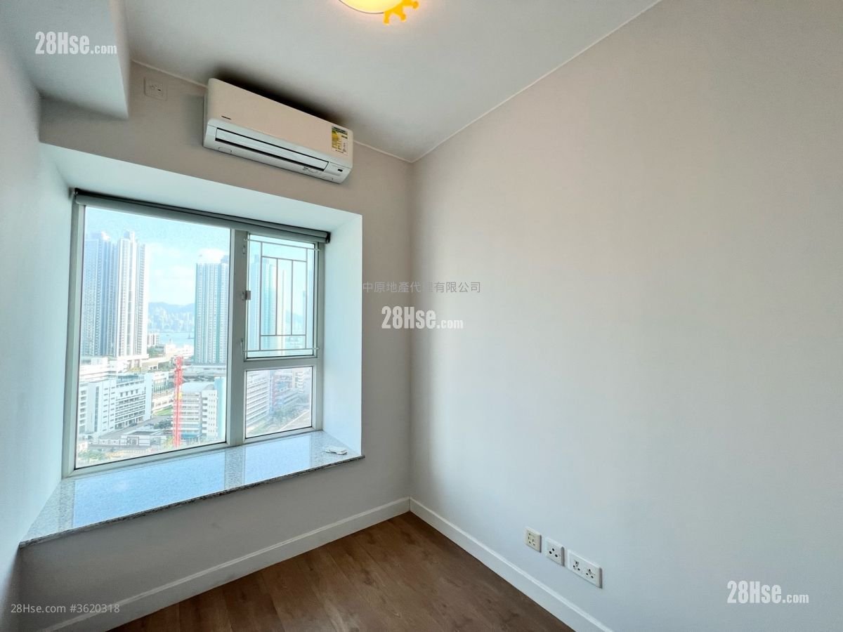 The Sparkle Sell 3 Bedrooms 783 ft² The Sparkle Sell 3 Bedrooms 783 ft²