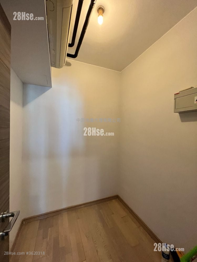 The Sparkle Sell 3 Bedrooms 783 ft² The Sparkle Sell 3 Bedrooms 783 ft²