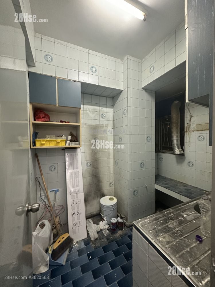 Kwong Yiu Mansion  Sell 3 Bedrooms , 1 Bathroom 574 ft² Kwong Yiu Mansion  Sell 3 Bedrooms , 1 Bathroom 574 ft²