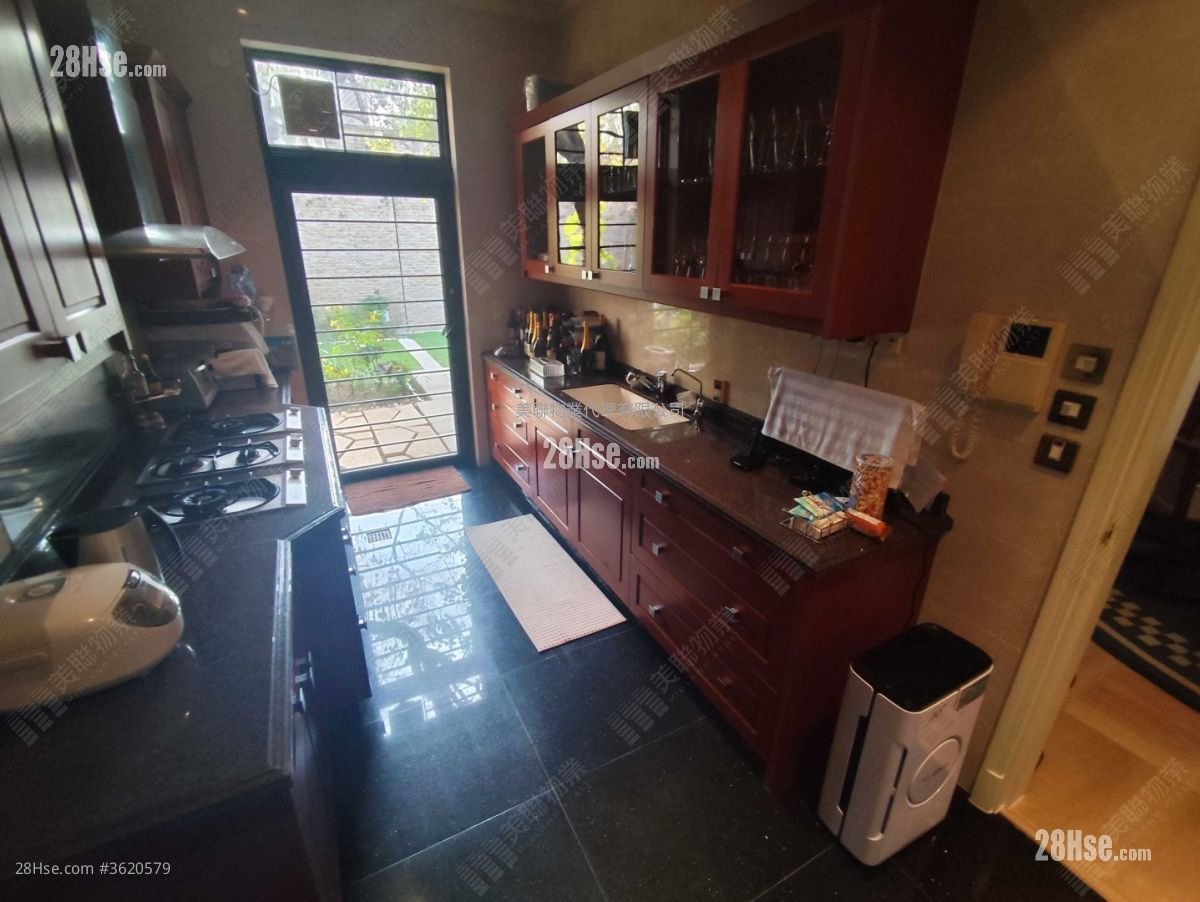 The Royal Oaks Sell 5+ Bedrooms 3,003 ft² The Royal Oaks Sell 5+ Bedrooms 3,003 ft²