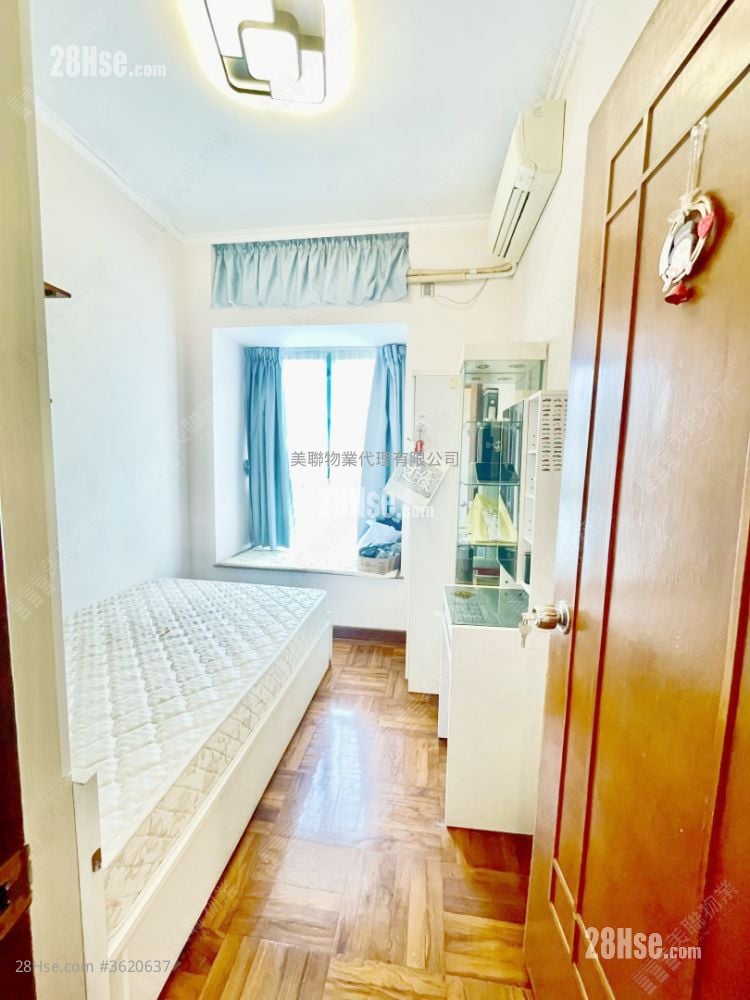 Woodland Crest Sell 3 Bedrooms , 2 Bathrooms 942 ft² Woodland Crest Sell 3 Bedrooms , 2 Bathrooms 942 ft²