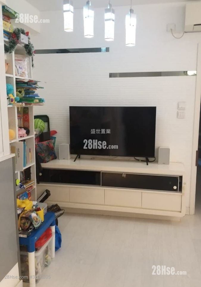 Man Lai Court Sell 3 Bedrooms , 2 Bathrooms 622 ft² Man Lai Court Sell 3 Bedrooms , 2 Bathrooms 622 ft²