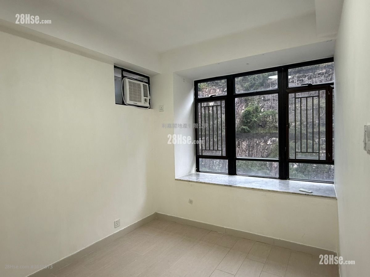 Kornhill Sell 3 Bedrooms , 1 Bathroom 596 ft² Kornhill Sell 3 Bedrooms , 1 Bathroom 596 ft²