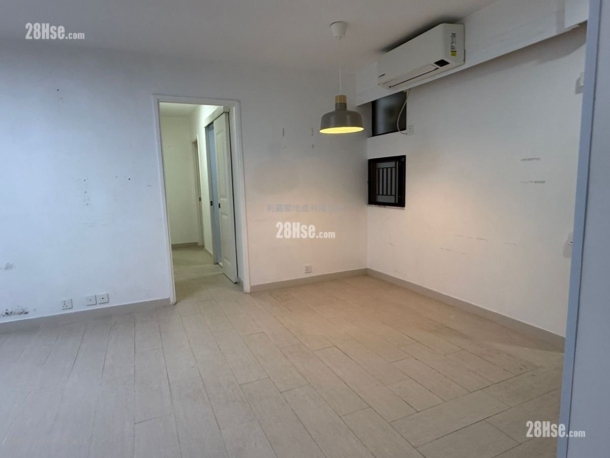 Kornhill Sell 3 Bedrooms , 1 Bathroom 596 ft² Kornhill Sell 3 Bedrooms , 1 Bathroom 596 ft²