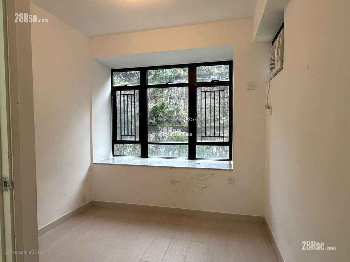 Kornhill Sell 3 Bedrooms , 1 Bathroom 596 ft² Kornhill Sell 3 Bedrooms , 1 Bathroom 596 ft²