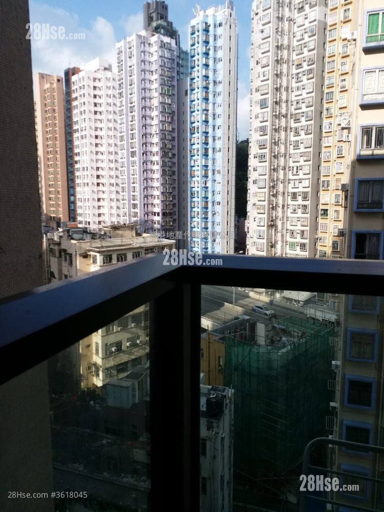 Axis Sell Studio , 1 Bathroom 204 ft²