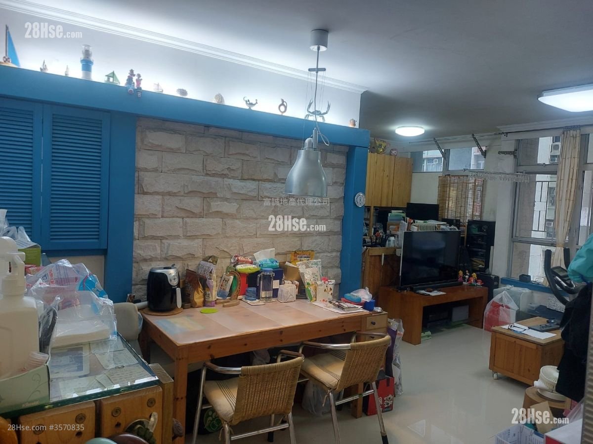 Tsz Oi Court Sell 3 Bedrooms , 2 Bathrooms 650 ft² Tsz Oi Court Sell 3 Bedrooms , 2 Bathrooms 650 ft²