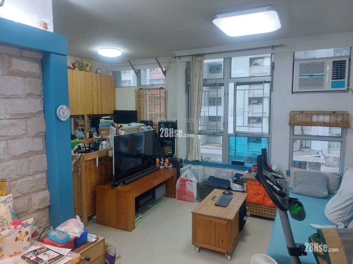 Tsz Oi Court Sell 3 Bedrooms , 2 Bathrooms 650 ft² Tsz Oi Court Sell 3 Bedrooms , 2 Bathrooms 650 ft²