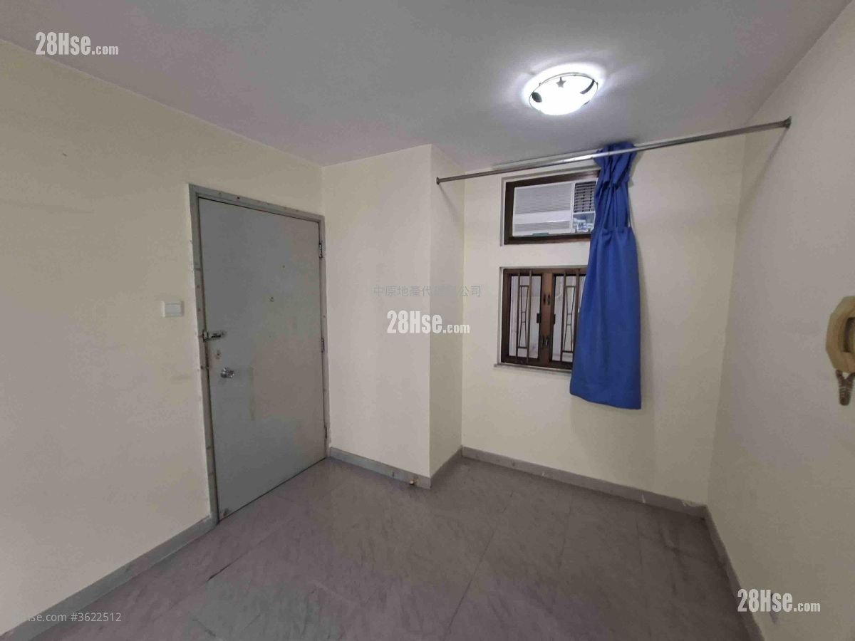 living room: Luk Yeung Sun Chuen Sell 2 Bedrooms , 1 Bathroom 445 ft² living room: Luk Yeung Sun Chuen Sell 2 Bedrooms , 1 Bathroom 445 ft²