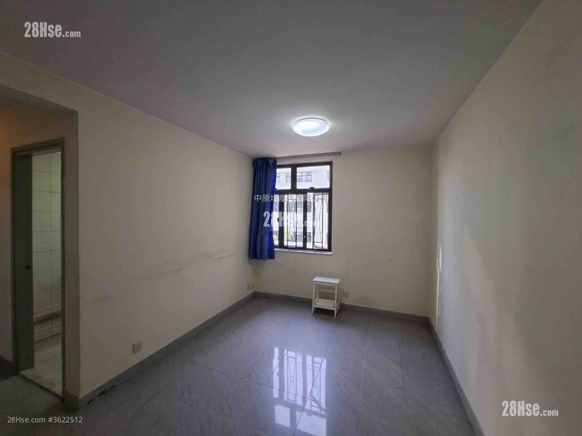 living room: Luk Yeung Sun Chuen Sell 2 Bedrooms , 1 Bathroom 445 ft² living room: Luk Yeung Sun Chuen Sell 2 Bedrooms , 1 Bathroom 445 ft²