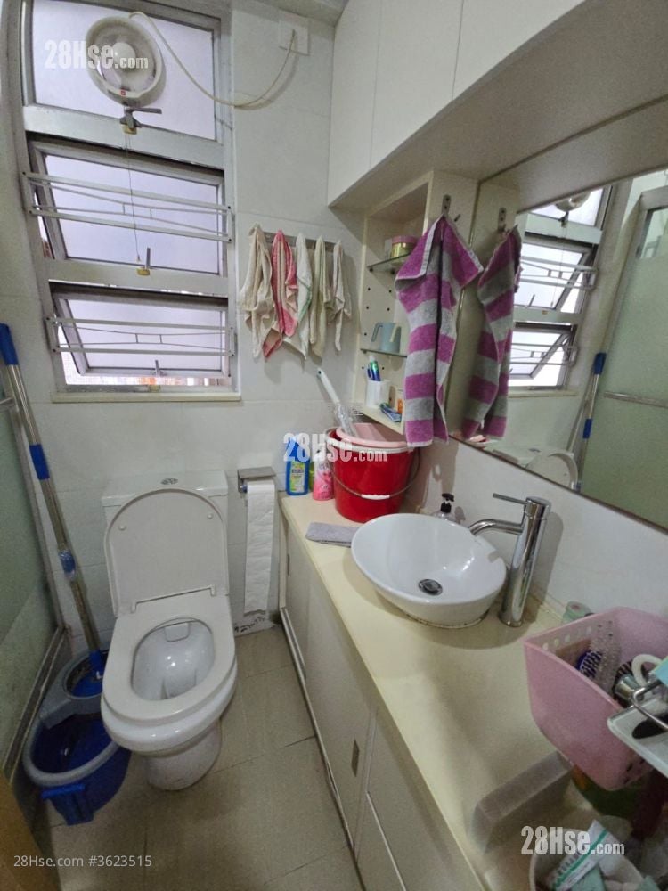 Kwai Chung Plaza Sell 3 Bedrooms , 1 Bathroom 493 ft² Kwai Chung Plaza Sell 3 Bedrooms , 1 Bathroom 493 ft²