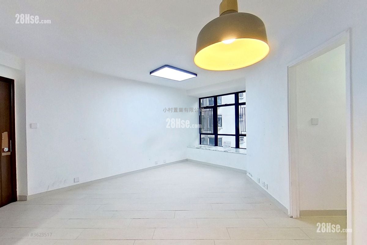 living room: Kornhill Sell 3 Bedrooms , 1 Bathroom 596 ft² living room: Kornhill Sell 3 Bedrooms , 1 Bathroom 596 ft²