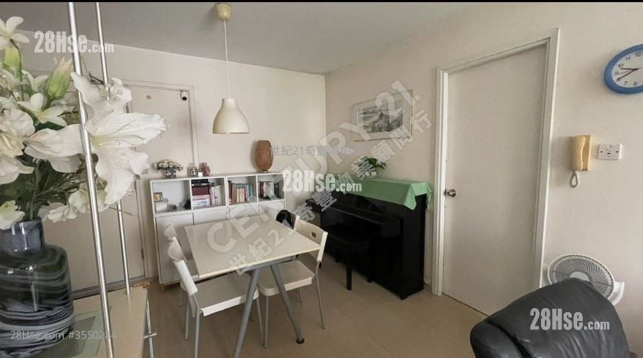 Kam Fung Court Sell 3 Bedrooms , 1 Bathroom 539 ft²