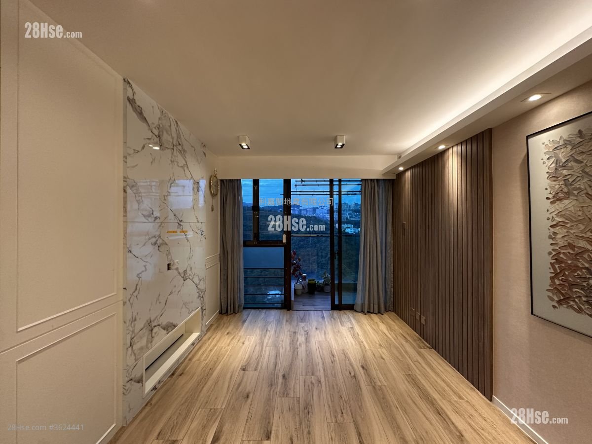 Royal Ascot Rental 3 Bedrooms , 2 Bathrooms 974 ft²