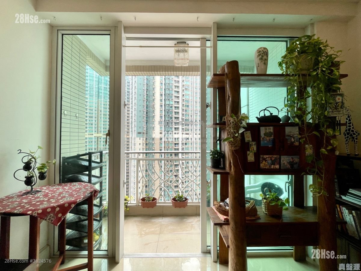 The Capitol Sell 3 Bedrooms , 2 Bathrooms 708 ft² The Capitol Sell 3 Bedrooms , 2 Bathrooms 708 ft²