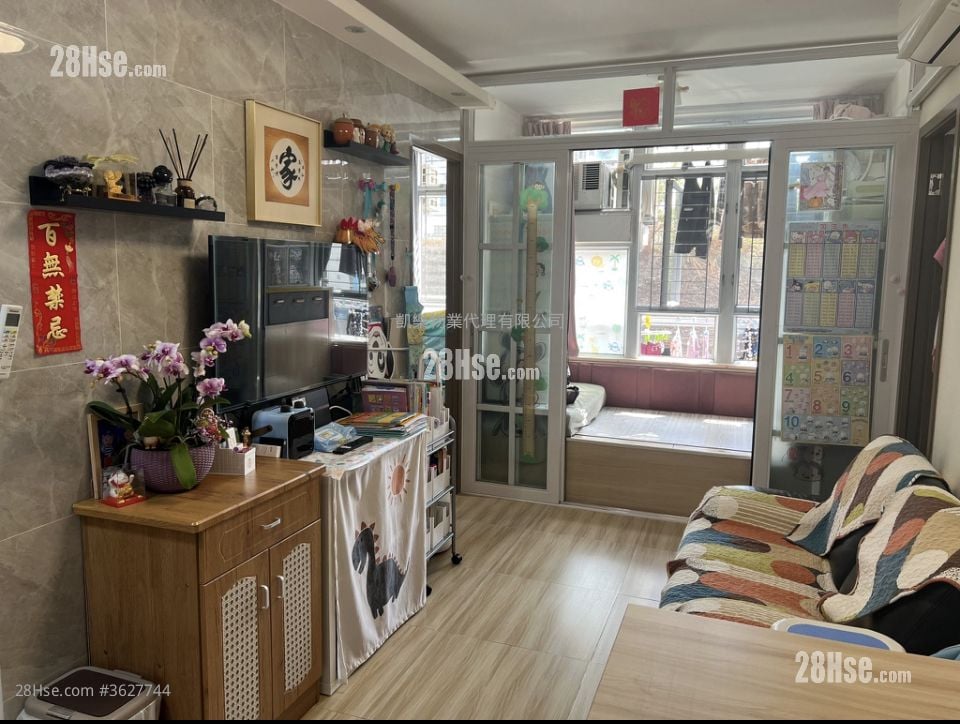 Choi Hing Court Sell 3 Bedrooms 452 ft²
