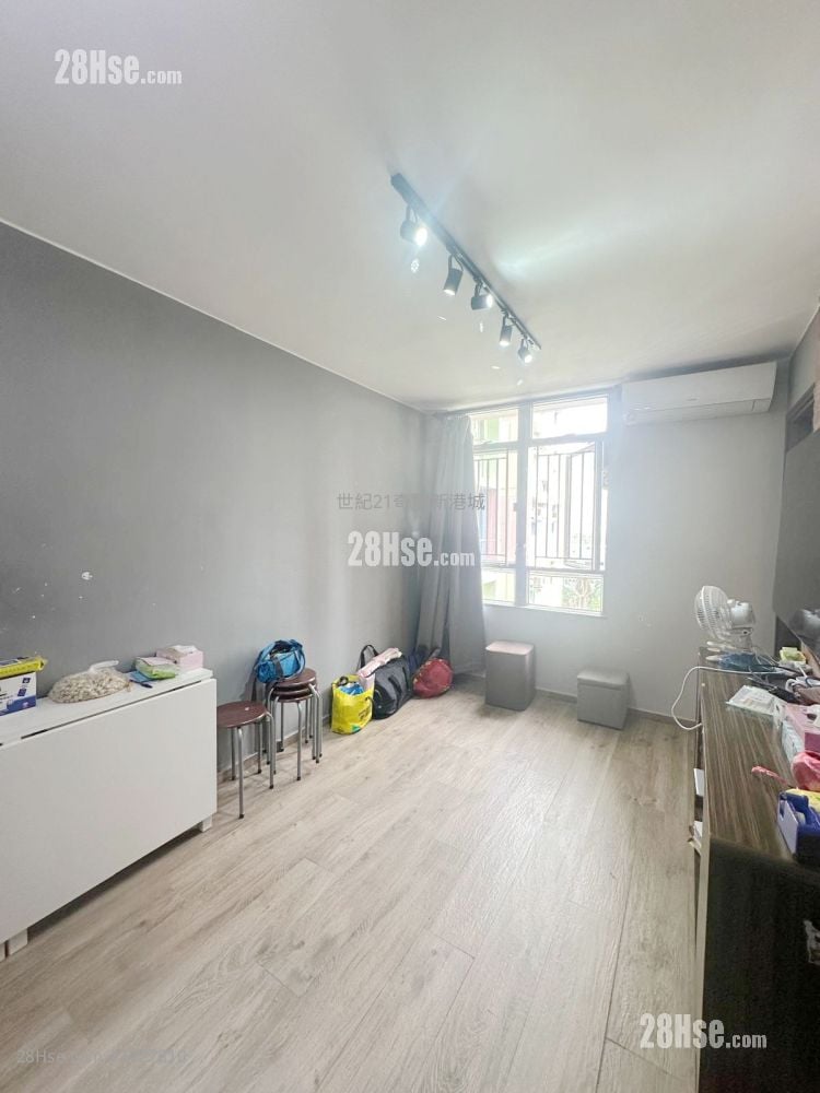Kam Fung Court Sell 3 Bedrooms , 1 Bathroom 540 ft²