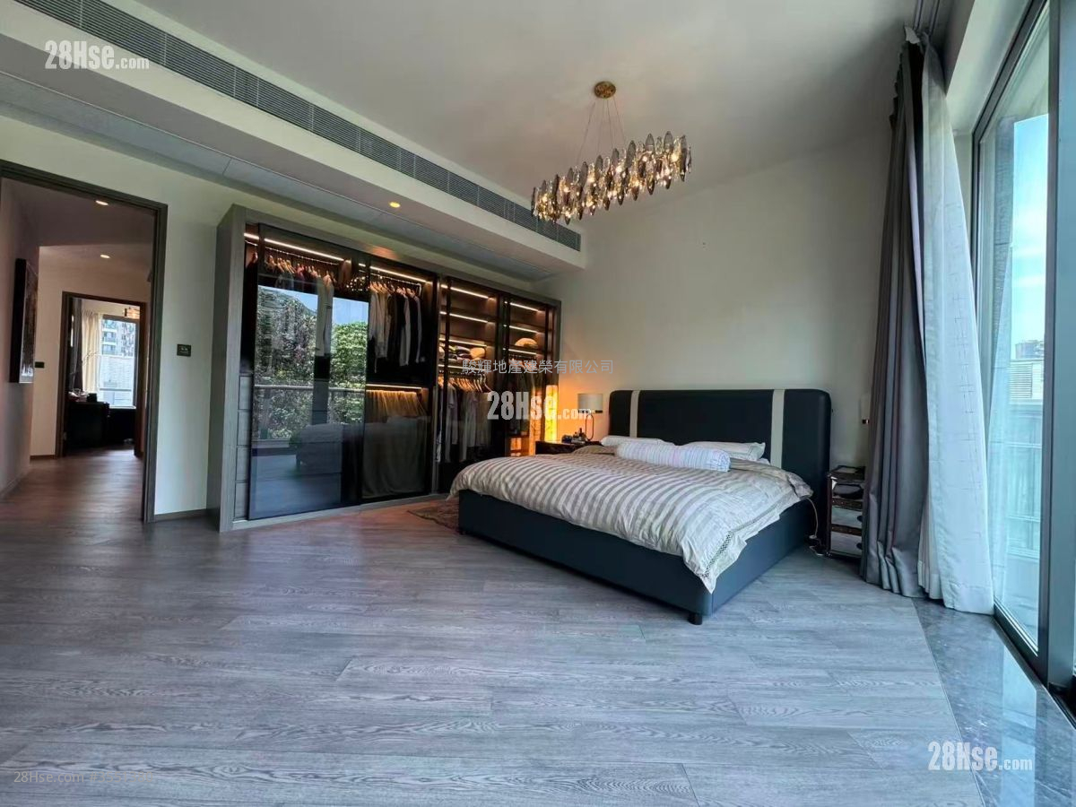 Le Pont Sell 5+ Bedrooms 4,880 ft²