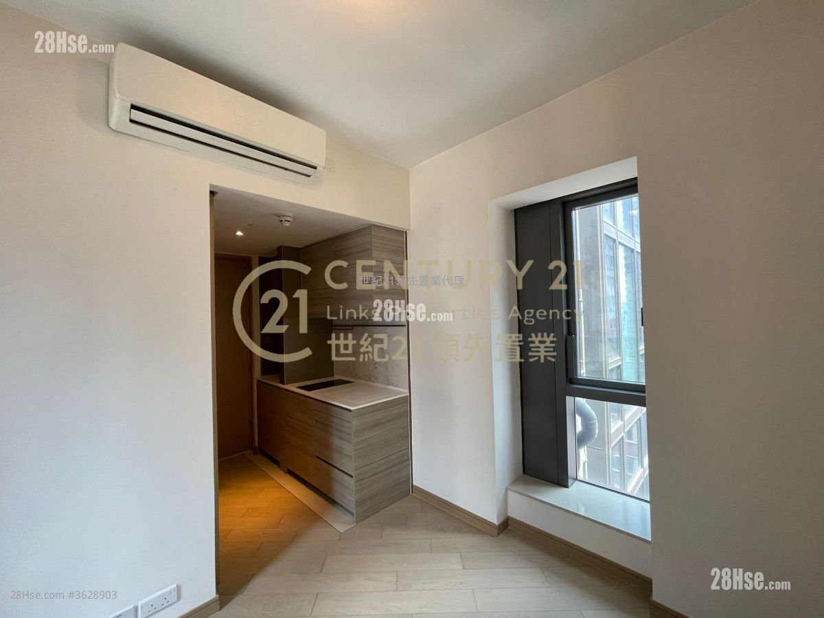 Axis Sell Studio , 1 Bathroom 204 ft²