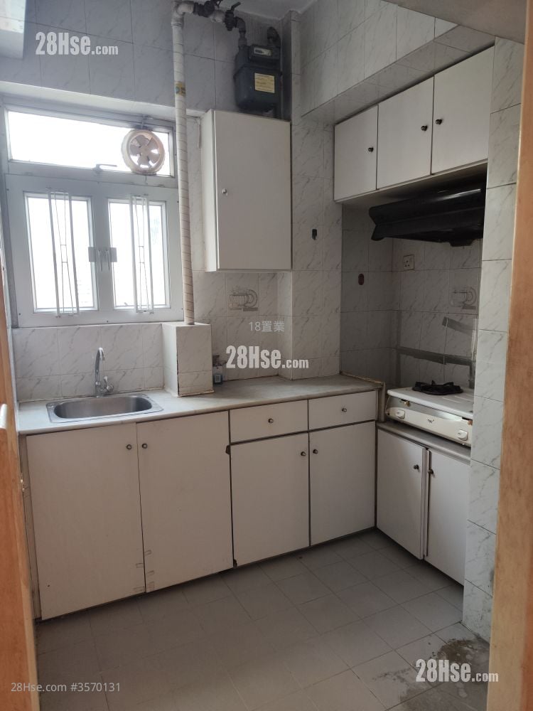 Yue King Building Sell 2 Bedrooms , 1 Bathroom 580 ft²