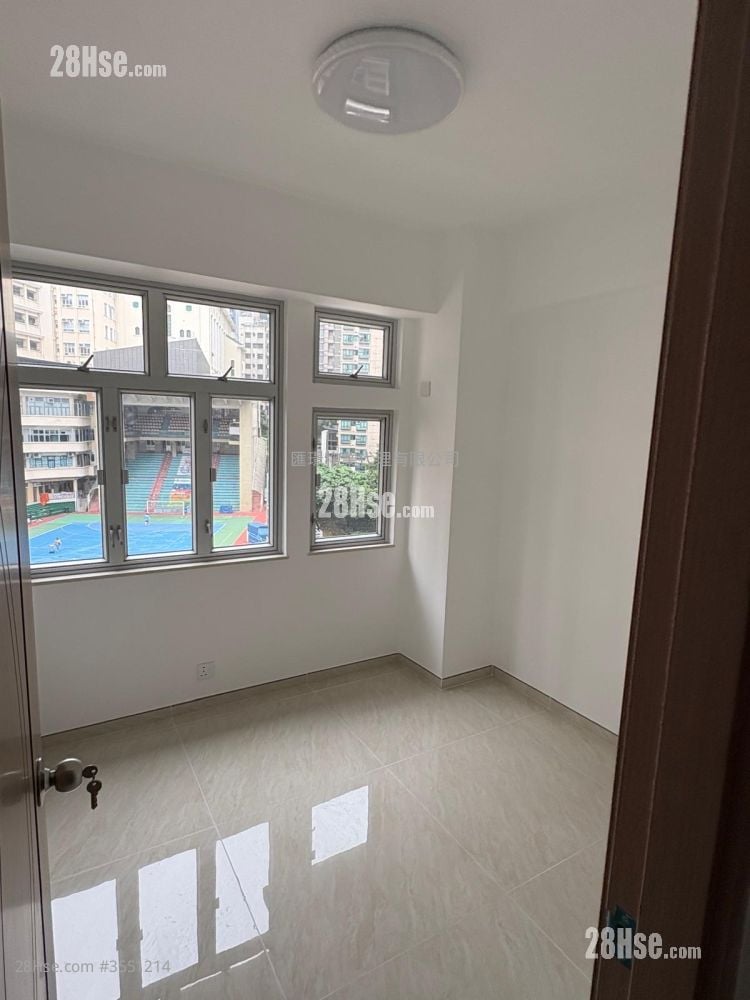 Chong Yip Centre Sell 2 Bedrooms , 1 Bathroom 417 ft²