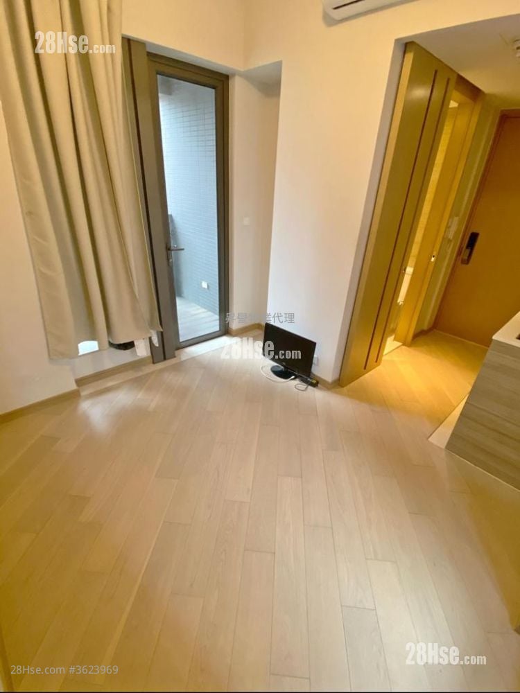 Axis Sell Studio , 1 Bathroom 204 ft²