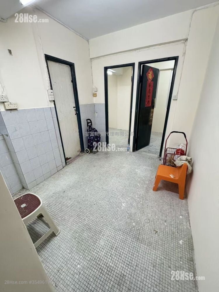 Yen Ya Building Sell 2 Bedrooms , 1 Bathroom 335 ft²