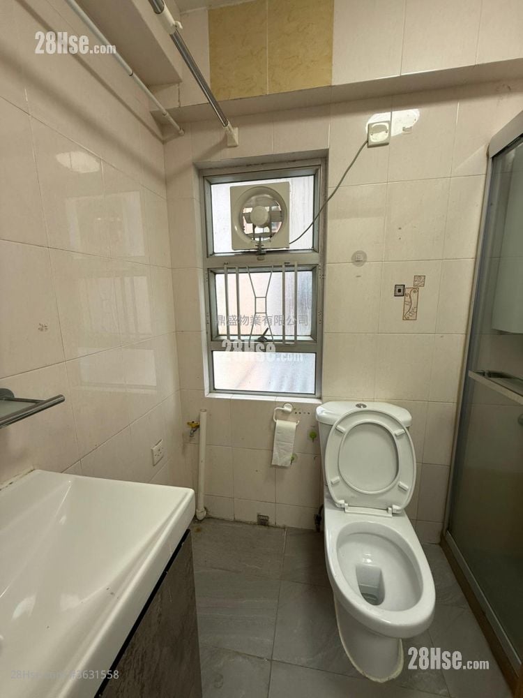 Maple Gardens Rental 3 Bedrooms , 2 Bathrooms 615 ft²