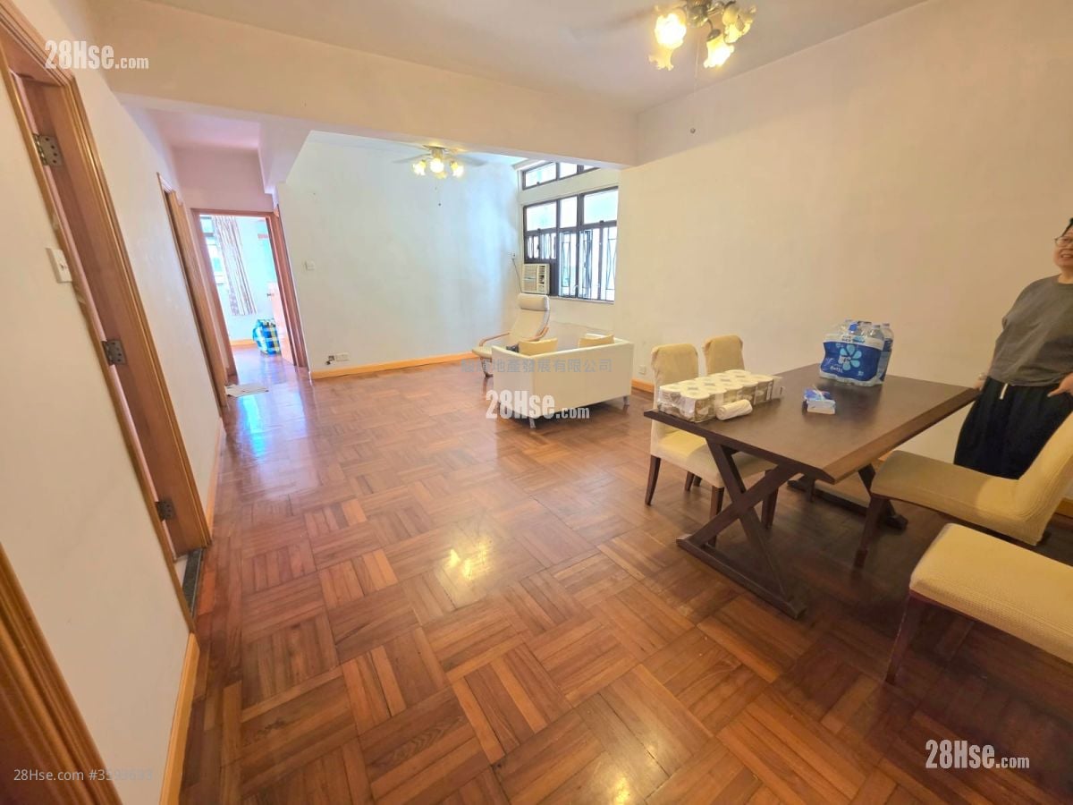 living room: Yan On Building Sell 3 Bedrooms , 2 Bathrooms 771 ft²