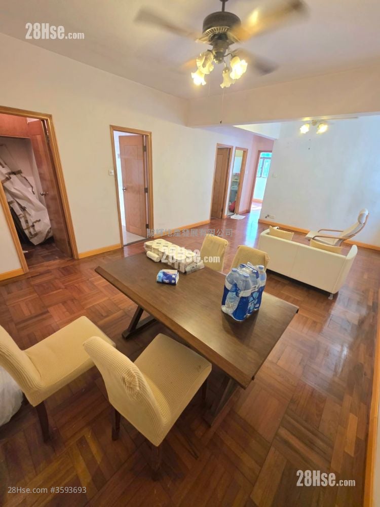 living room: Yan On Building Sell 3 Bedrooms , 2 Bathrooms 771 ft²