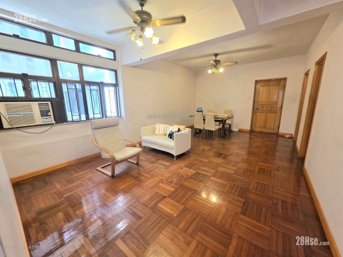 living room: Yan On Building Sell 3 Bedrooms , 2 Bathrooms 771 ft²
