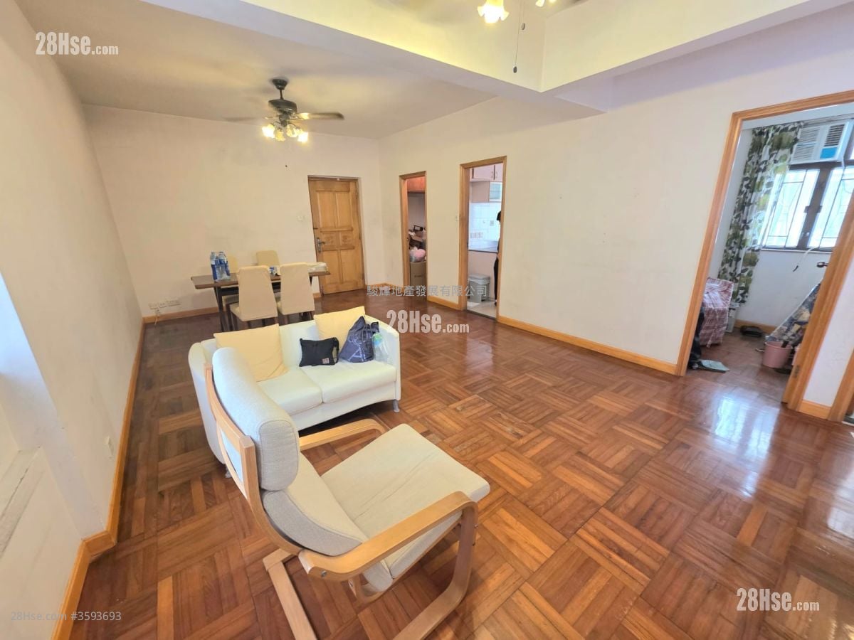 living room: Yan On Building Sell 3 Bedrooms , 2 Bathrooms 771 ft²