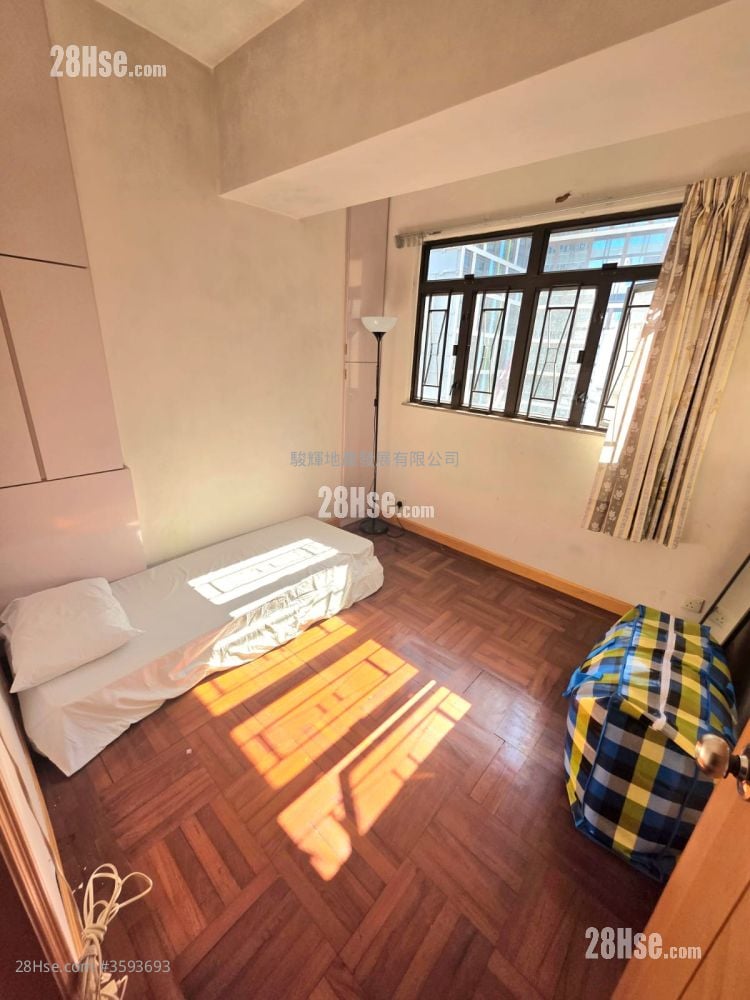 master room: Yan On Building Sell 3 Bedrooms , 2 Bathrooms 771 ft²