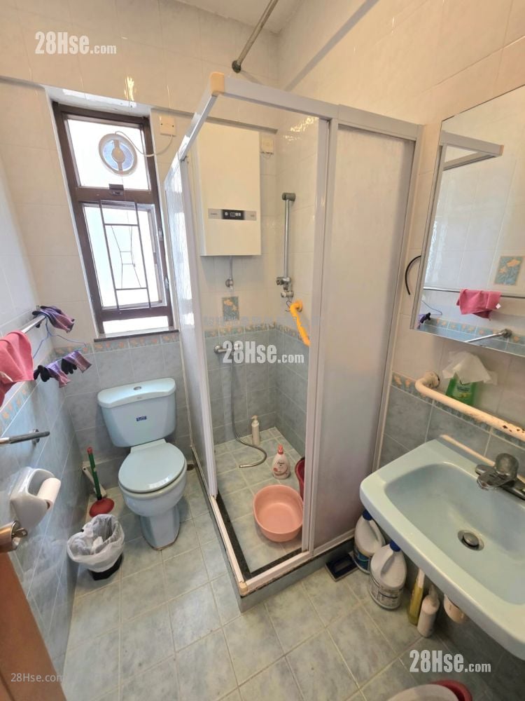 bathroom: Yan On Building Sell 3 Bedrooms , 2 Bathrooms 771 ft²