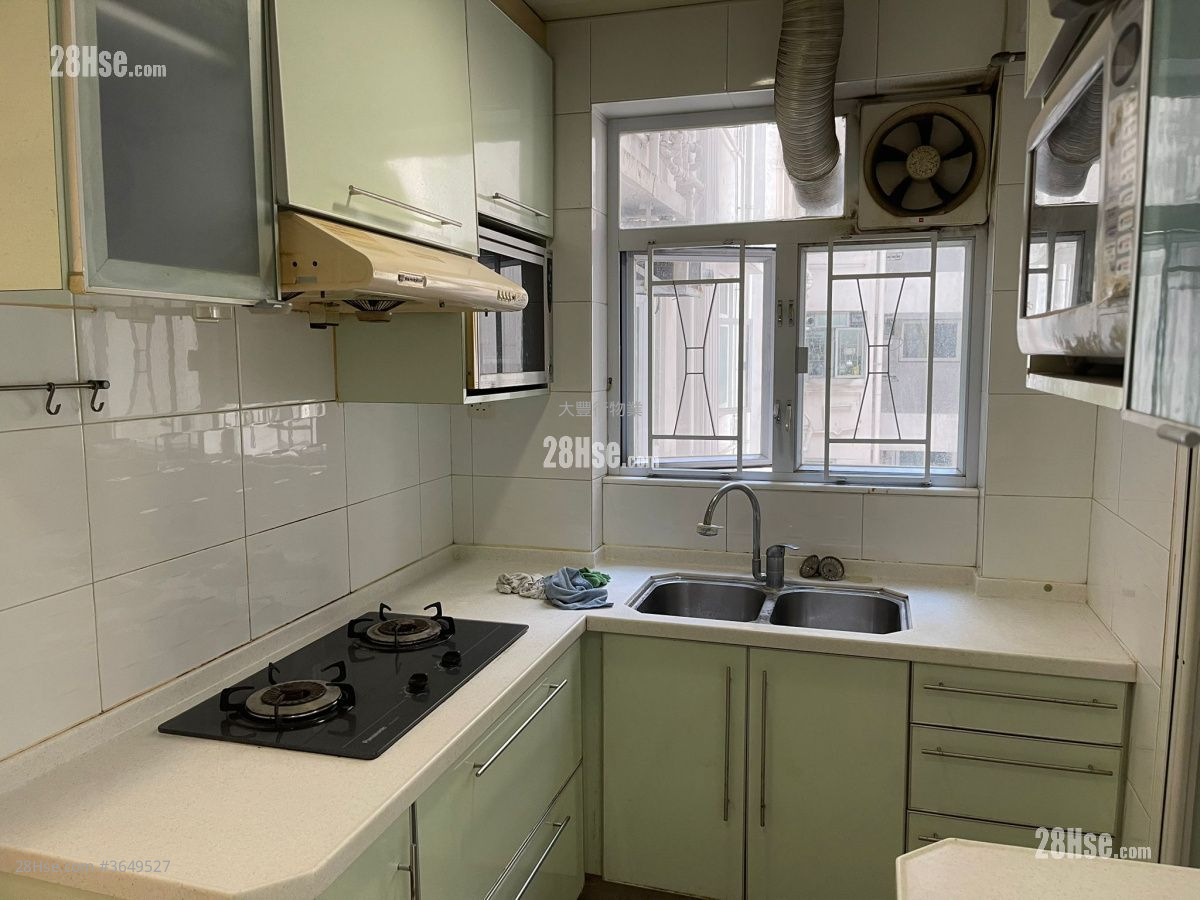 Yee On Court Sell 3 Bedrooms , 2 Bathrooms 976 ft²