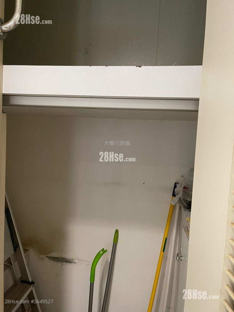 Yee On Court Sell 3 Bedrooms , 2 Bathrooms 976 ft²