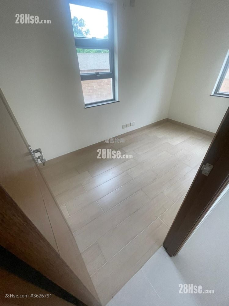 Village Sell 5+ Bedrooms , 4 Bathrooms 2,100 ft²