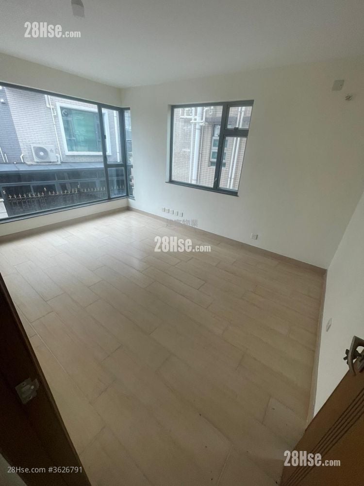 Village Sell 5+ Bedrooms , 4 Bathrooms 2,100 ft²