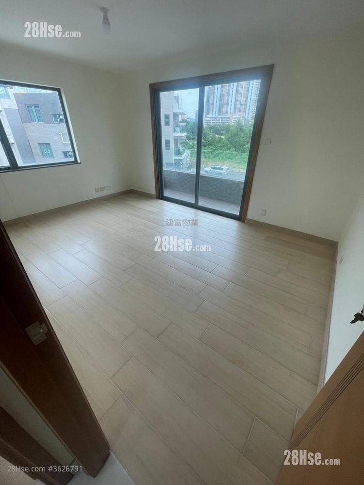 Village Sell 5+ Bedrooms , 4 Bathrooms 2,100 ft²