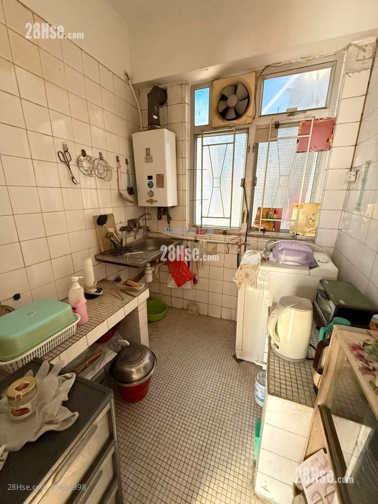 Lee Tak Cheong Mansion Sell 2 Bedrooms 375 ft²