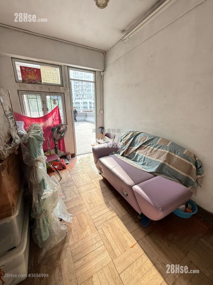 Lee Tak Cheong Mansion Sell 2 Bedrooms 375 ft²