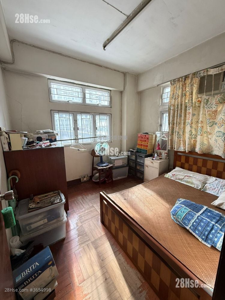 Lee Tak Cheong Mansion Sell 2 Bedrooms 375 ft²